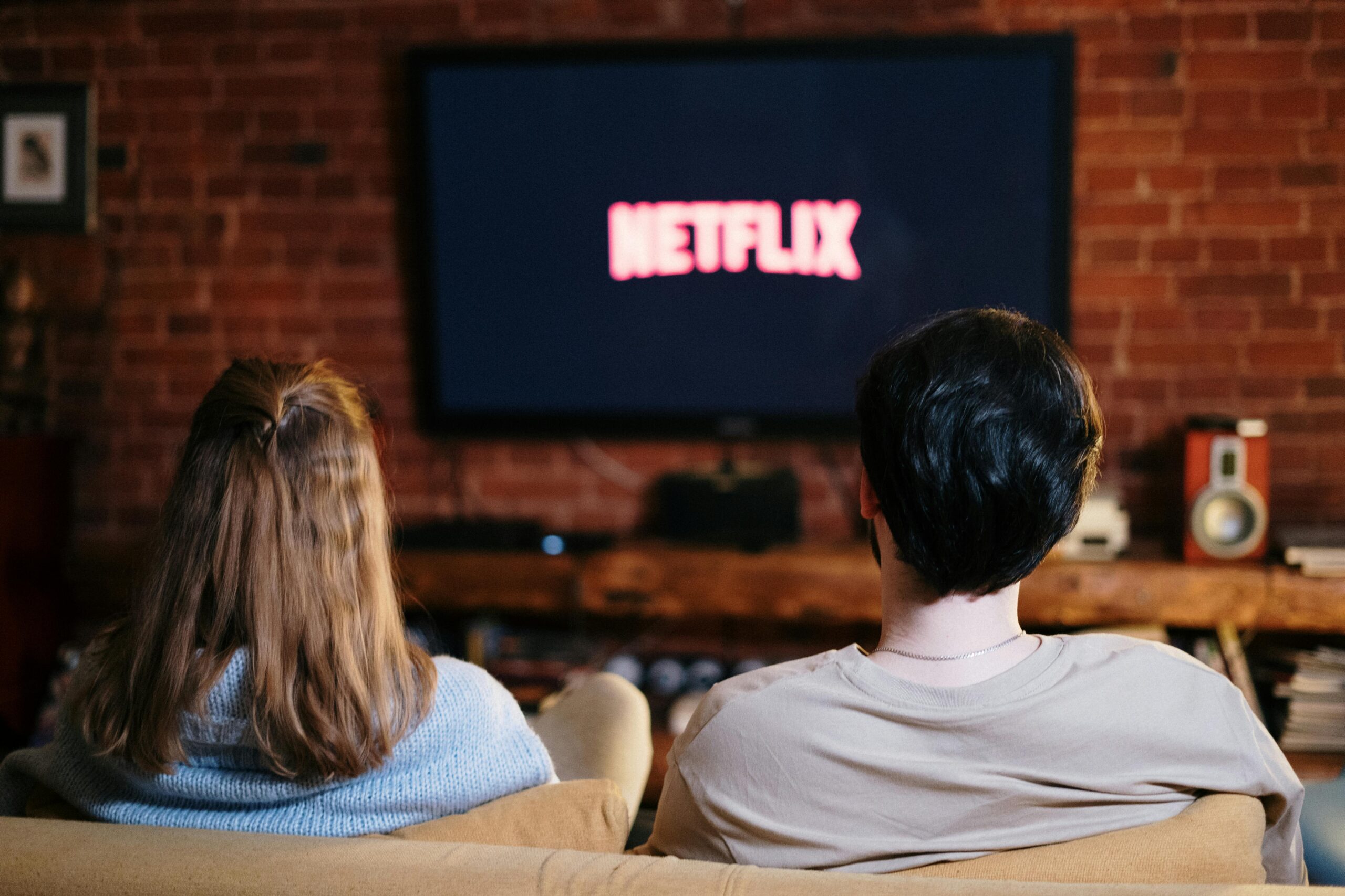 Cómo pasar de la televisión normal a Netflix (o YouTube) sin pelearte con el mando
