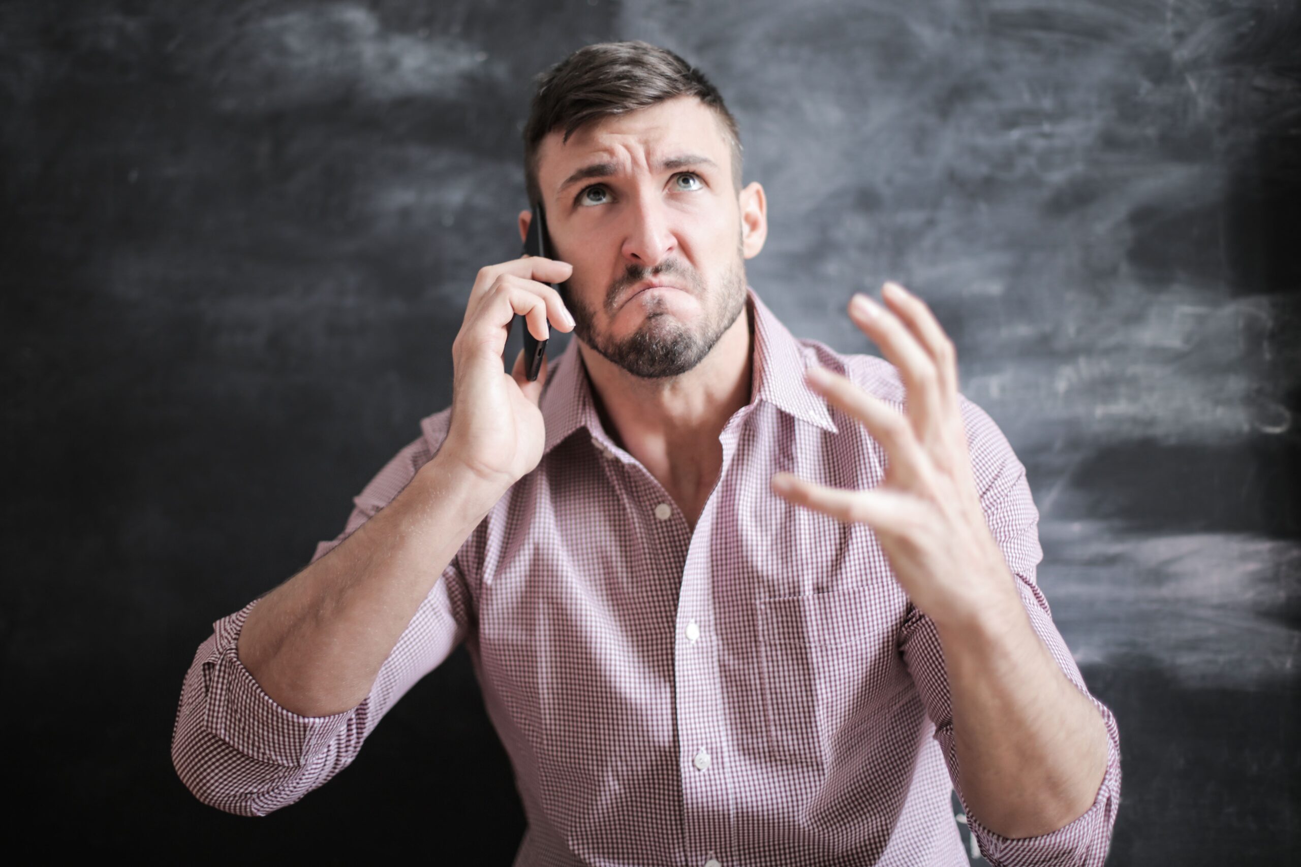 ¿Tu móvil habla solo, pone recuadros extraños y no obedece al tocar? El truco para desactivar el «Guía de Voz» y recuperar el control