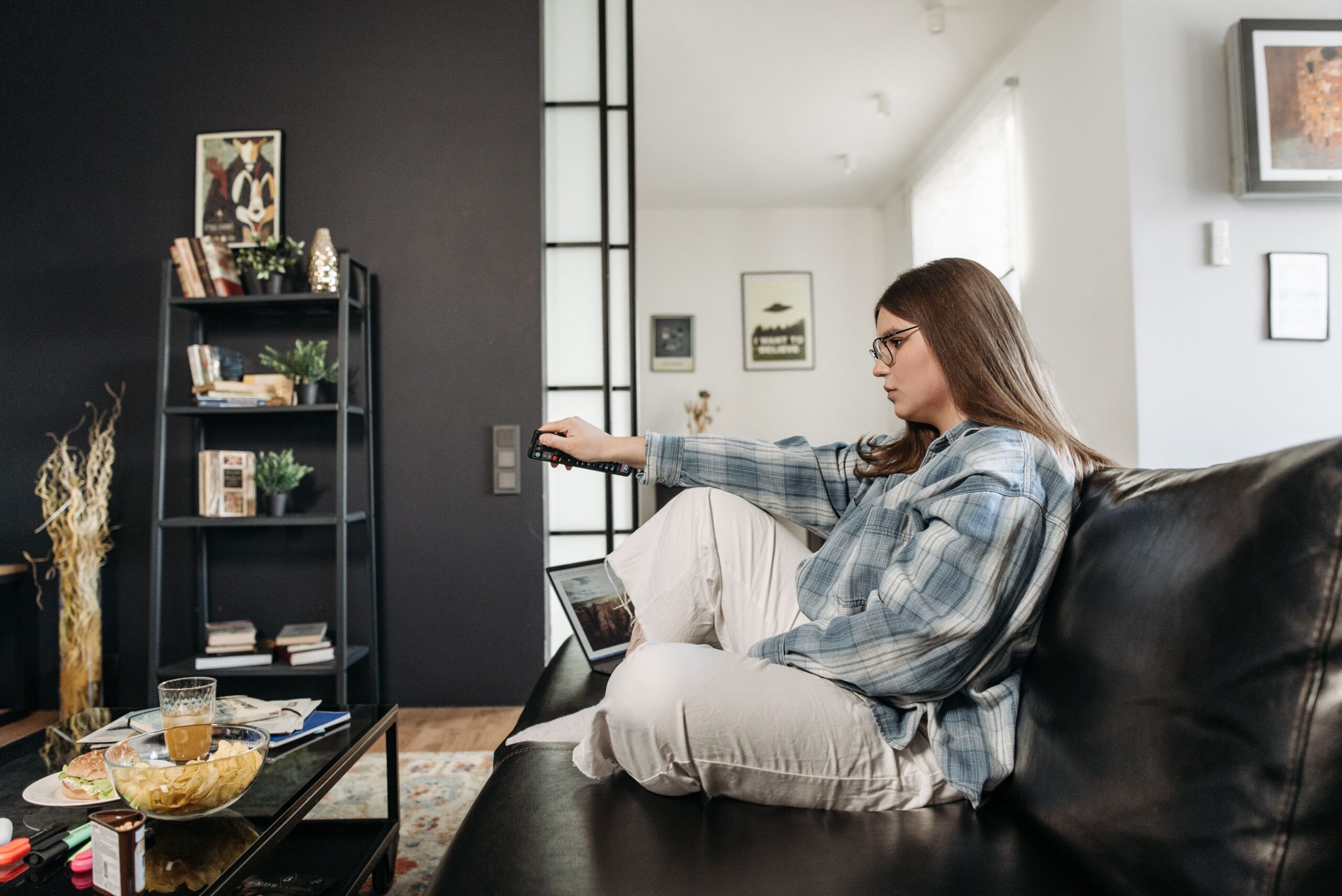 ¿La voz de los actores llega antes o después que el movimiento de sus labios? Cómo ajustar el «sonido a destiempo» de tu televisor en 3 pasos
