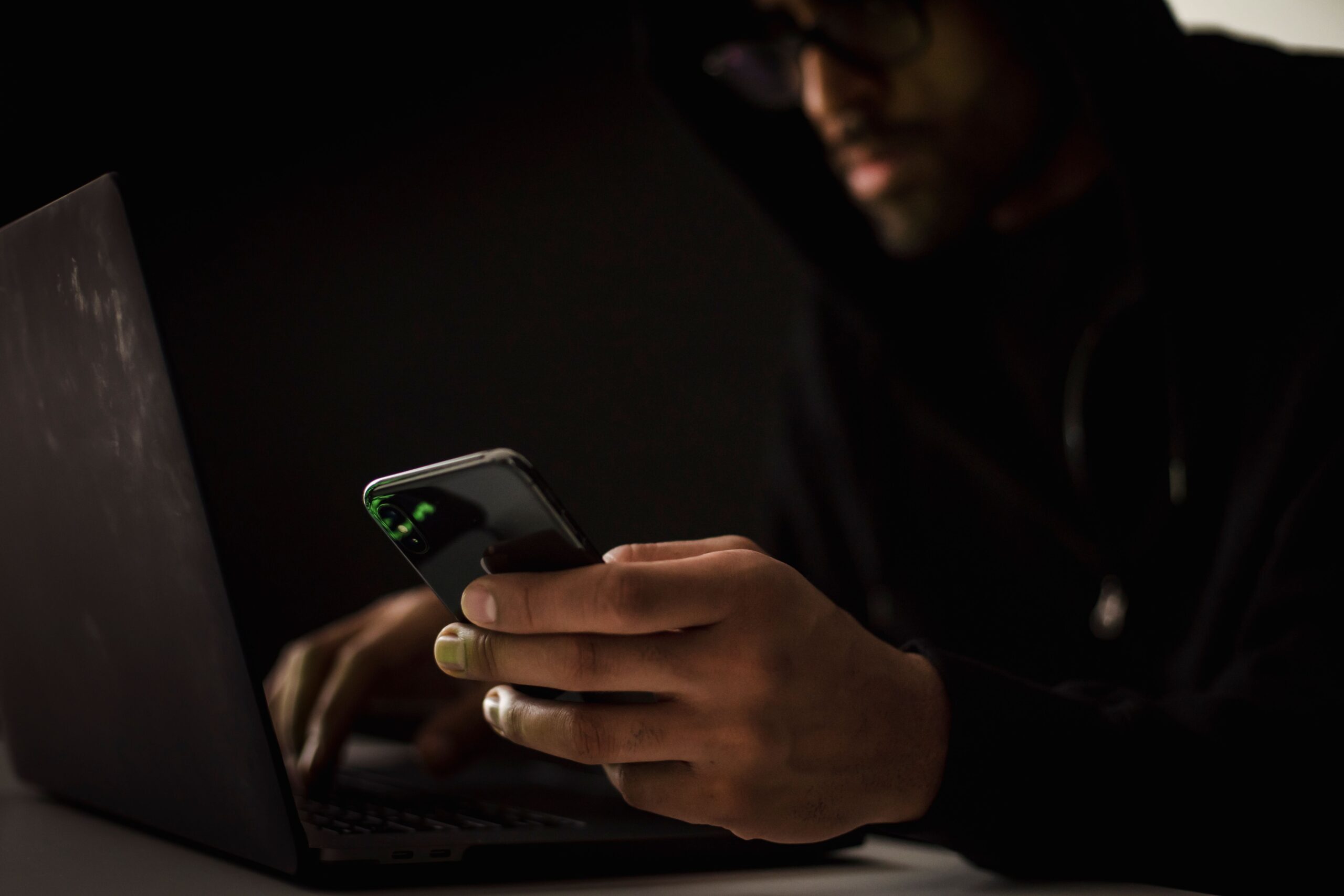 ¿Sientes que tu móvil te escucha cuando hablas de compras? Cómo borrar tu «huella invisible» para que dejen de aparecerte anuncios de lo que comentas